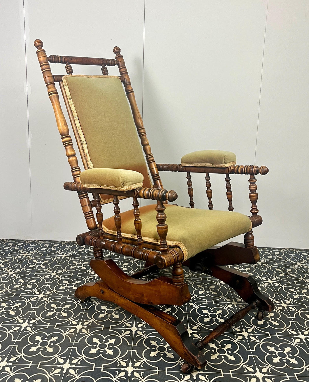 Upholstered in a rich green fabric with hints of orange peeking through, this chair embodies an authentic autumnal aesthetic. The material and inner padding remain in good condition, ensuring style and comfort