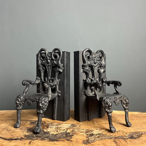 These stunning Victorian-style bookends showcase a vibrant finish that accentuates their natural black detailing. The exquisite matte sheen adds a touch of elegance, while the intricately designed lion face brings a unique charm