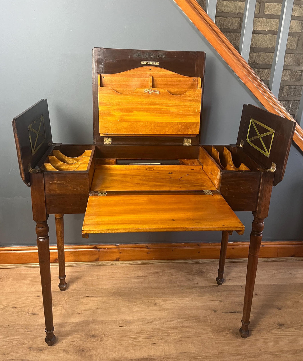 This piece's tidy and neat finish, with its groundbreaking design, incorporates a lifting centre section with a writing surface and letter racking. The side sections have hinged lids that open to further storage compartments. The table is supported on elegant turned legs. This is a great space-saving piece that will suit a traditional home. It is the perfect size for your laptop and a great addition to the space-saving design.