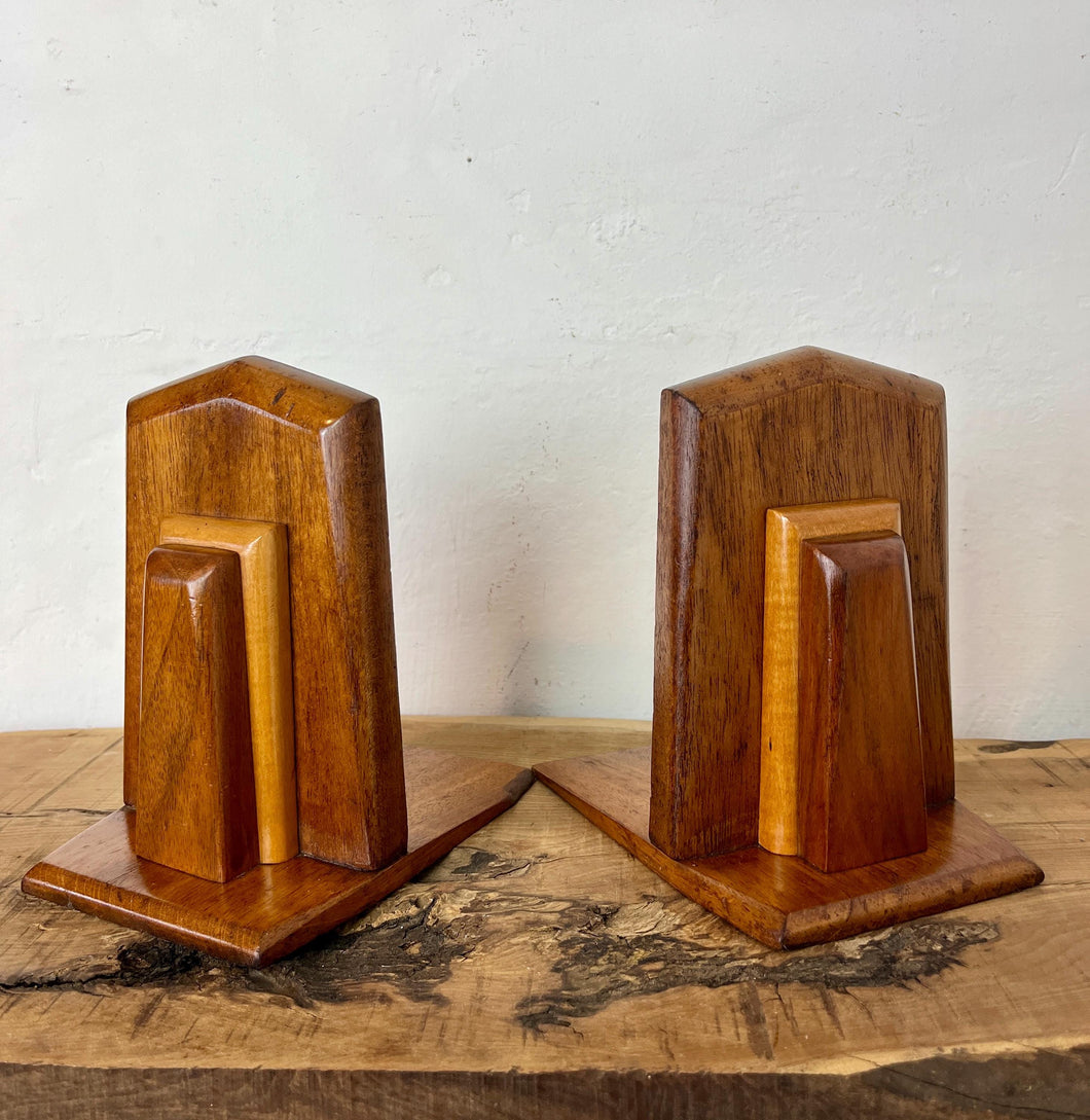Wonderful, authentic period, vibrant art deco bookends with natural multiple tones of mahogany and beech detail with excellent sheen and a stylish finish, create an impact in your home's decor.