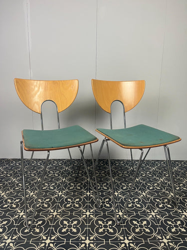 They are introducing a stylish and functional set of chairs from Kusch+Co. The teal blue/green colour adds a touch of retro elegance to any kitchen or dining room. At the same time, the 1970s hairpin legs and atomic-inspired backrests