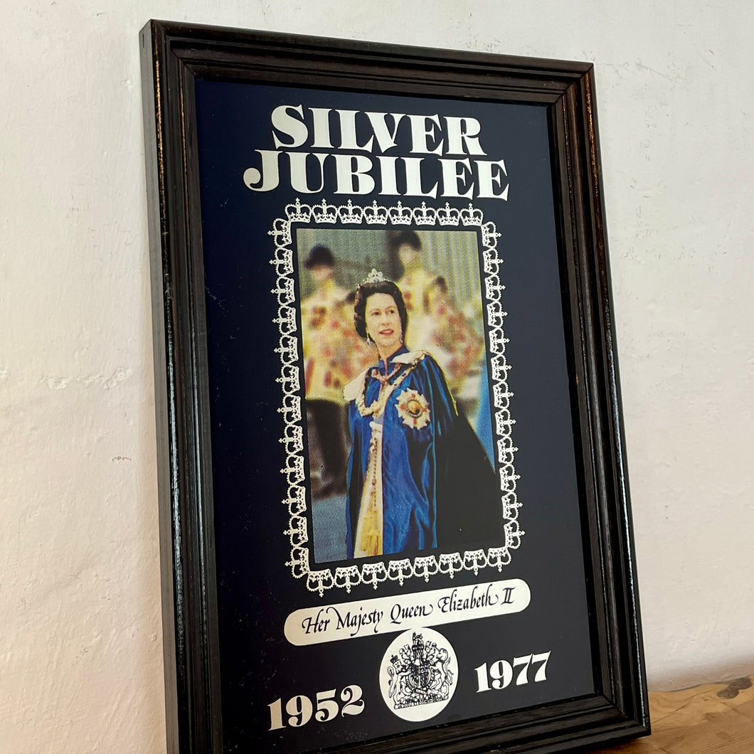 Wonderful vintage Silver Jubilee collectable mirror 1952 to 1977 featuring a radiant potrait of the Queen Elizabeth wearing her Royal attire and elegant souvenir piece, showing a magnificent silver crown border and silver bold fonts.